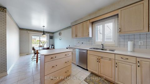 Photo 9 at 32 Veneto Drive, Vaughan Grove, Vaughan