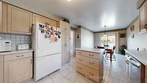 Photo 10 at 32 Veneto Drive, Vaughan Grove, Vaughan