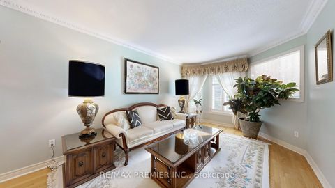 Photo 11 at 32 Veneto Drive, Vaughan Grove, Vaughan