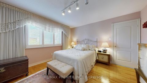 Photo 15 at 32 Veneto Drive, Vaughan Grove, Vaughan