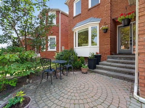 Photo 2 at 99 Dundurn Crescent, Uplands, Vaughan