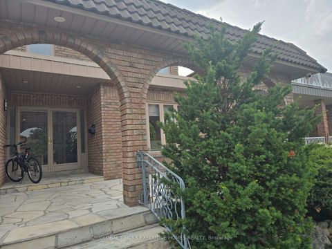 Photo 1 at 99 Benjamin Drive, East Woodbridge, Vaughan