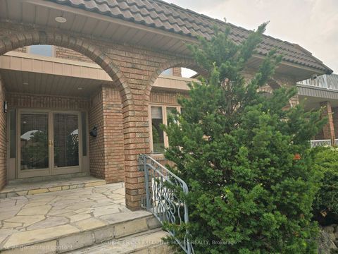 Photo 2 at 99 Benjamin Drive, East Woodbridge, Vaughan