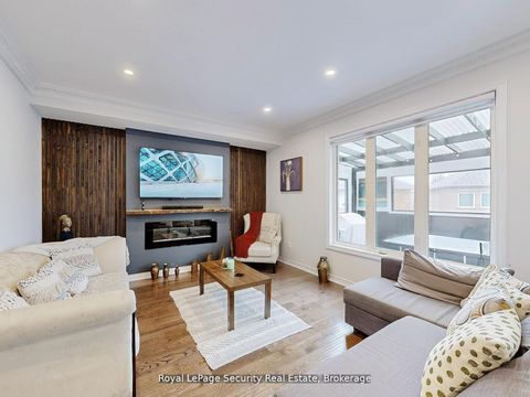 Photo 11 at 128 Daiseyfield Crescent, Vellore Village, Vaughan