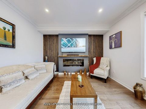 Photo 12 at 128 Daiseyfield Crescent, Vellore Village, Vaughan
