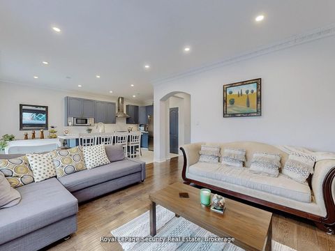 Photo 13 at 128 Daiseyfield Crescent, Vellore Village, Vaughan