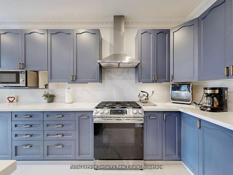 Photo 16 at 128 Daiseyfield Crescent, Vellore Village, Vaughan