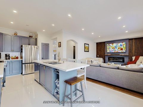 Photo 17 at 128 Daiseyfield Crescent, Vellore Village, Vaughan
