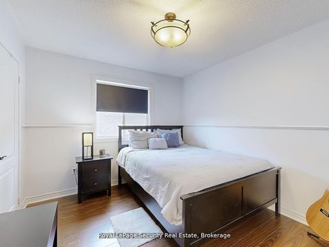 Photo 31 at 128 Daiseyfield Crescent, Vellore Village, Vaughan