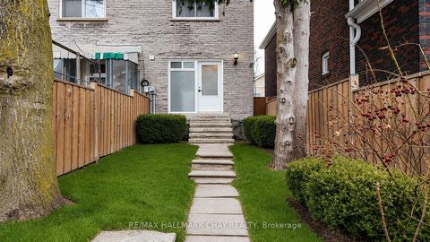 Photo 1 at 48 Carr Street, Chinatown, Toronto