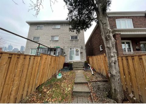 Photo 2 at 48 Carr Street, Chinatown, Toronto