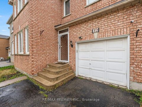 Photo 2 at 32 Stonebriar Drive, Maple, Vaughan