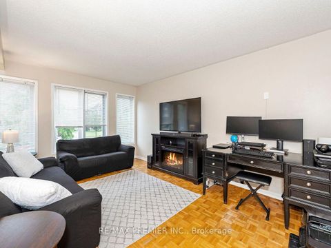 Photo 6 at 32 Stonebriar Drive, Maple, Vaughan