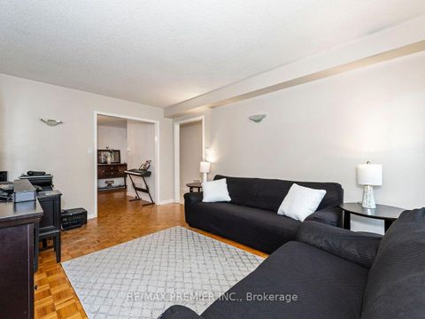 Photo 7 at 32 Stonebriar Drive, Maple, Vaughan