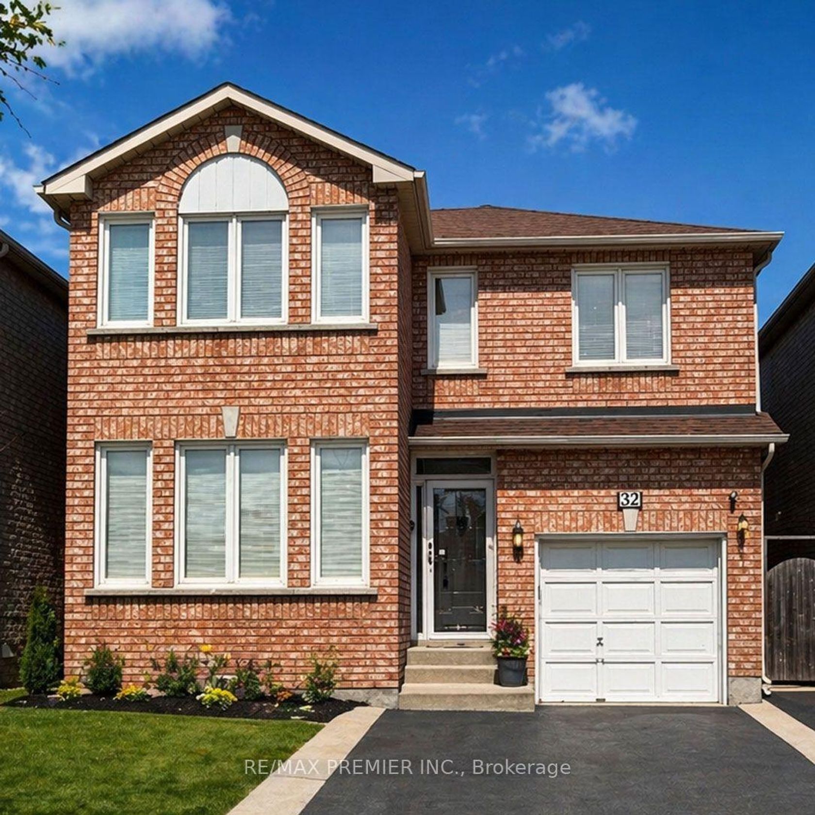 32 Stonebriar Drive, Maple, Vaughan photo number 2