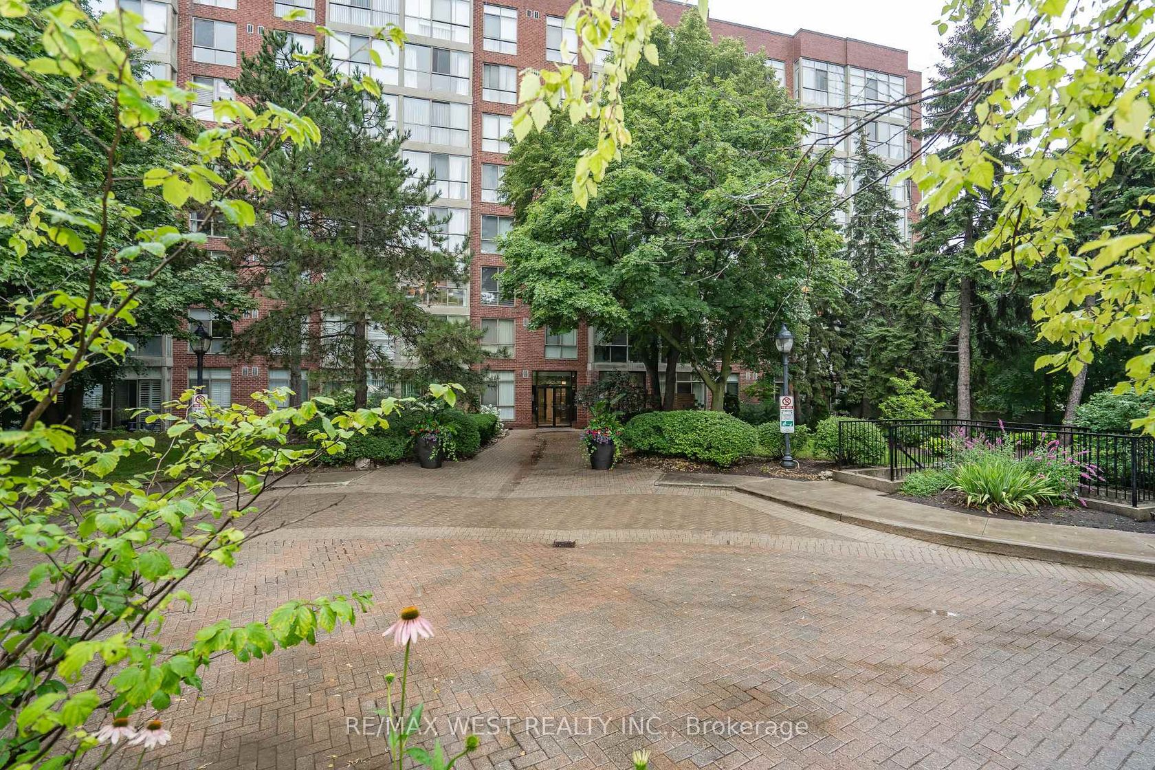 749 - 24 Southport Street, Swansea, Toronto photo number 2