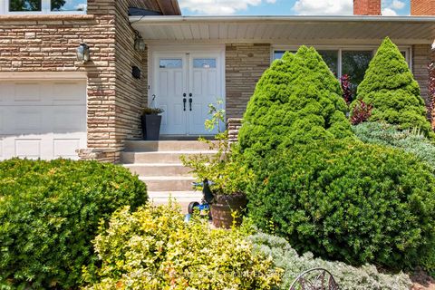 Photo 3 at 46 Summitcrest Drive, Richview, Toronto