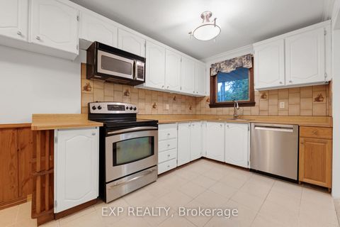 Photo 4 at 639 Irwin Crescent, Leslie Valley, Newmarket