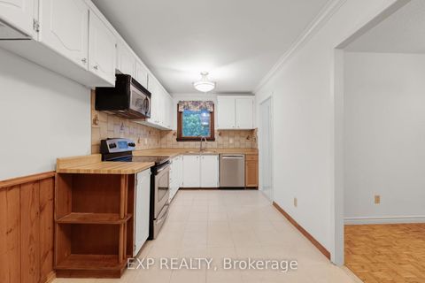 Photo 5 at 639 Irwin Crescent, Leslie Valley, Newmarket