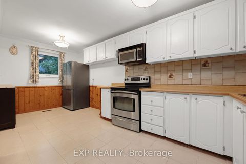 Photo 6 at 639 Irwin Crescent, Leslie Valley, Newmarket