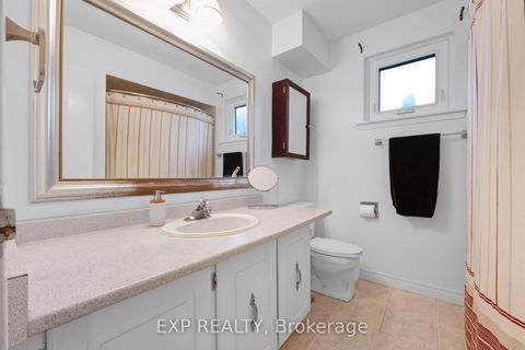 Photo 22 at 639 Irwin Crescent, Leslie Valley, Newmarket