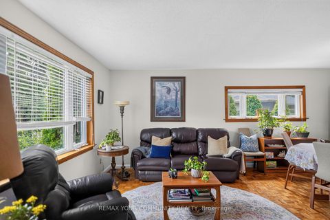 Photo 3 at 223 Richmond Street, Mill Pond, Richmond Hill