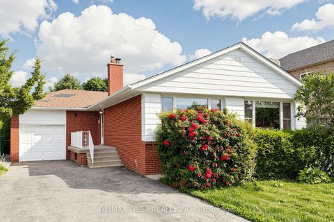 Photo 2 at 32 Allonsius Drive, West Deane, Toronto