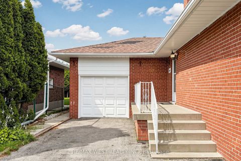 Photo 3 at 32 Allonsius Drive, West Deane, Toronto