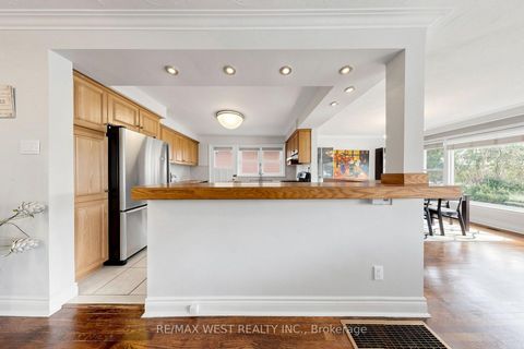 Photo 10 at 32 Allonsius Drive, West Deane, Toronto