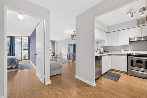 Photo 3 at 604 - 4 Park VISTA Crescent, Parkview, Toronto