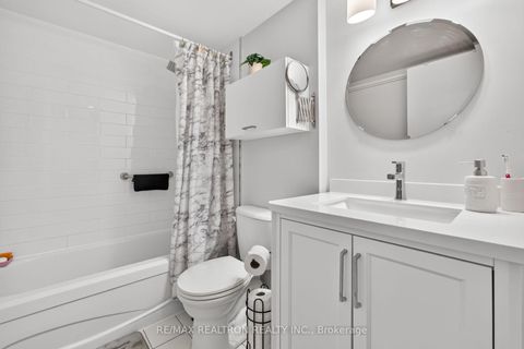 Photo 15 at 604 - 4 Park VISTA Crescent, Parkview, Toronto