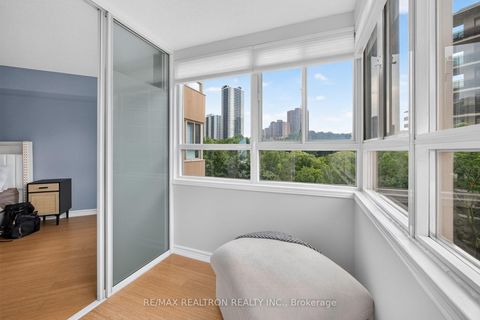 Photo 18 at 604 - 4 Park VISTA Crescent, Parkview, Toronto