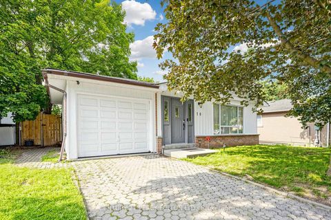Photo 1 at 10 Devins Drive, Aurora Heights, Aurora