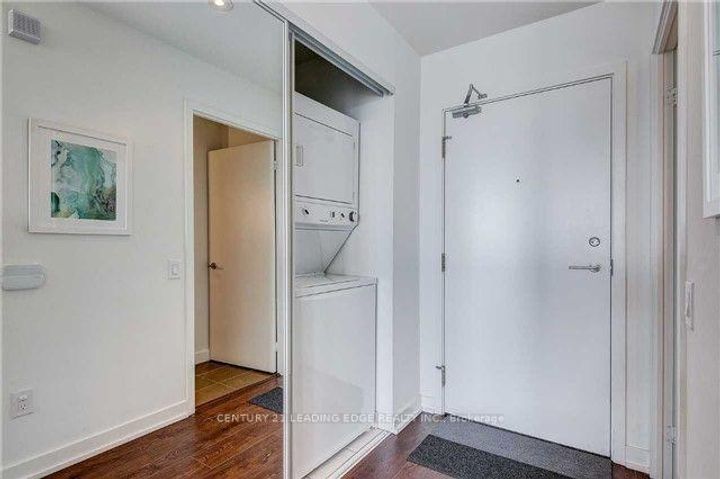 Photo 2 at 2010 - 121 McMahon Drive, Bayview Village, Toronto