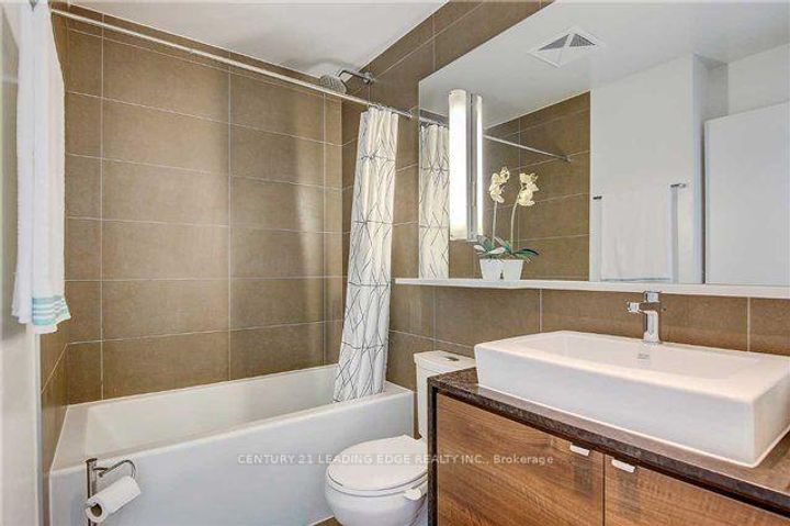 Photo 6 at 2010 - 121 McMahon Drive, Bayview Village, Toronto