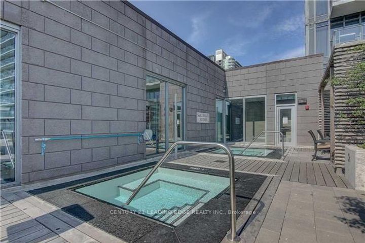 Photo 10 at 2010 - 121 McMahon Drive, Bayview Village, Toronto