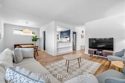 Photo 5 at 457 Paliser Crescent N, Harding, Richmond Hill