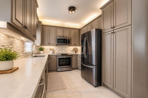 Photo 2 at 43 Water Garden Lane, Sonoma Heights, Vaughan