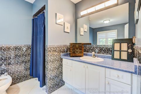 Photo 11 at 43 Water Garden Lane, Sonoma Heights, Vaughan