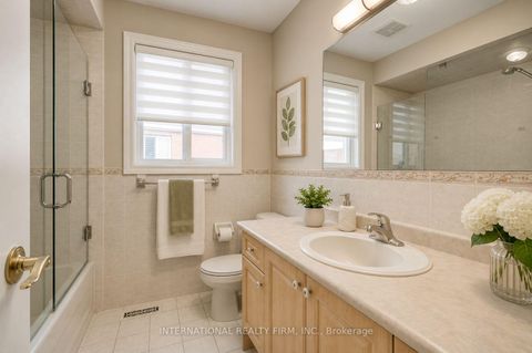 Photo 14 at 43 Water Garden Lane, Sonoma Heights, Vaughan