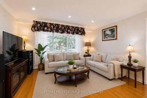 Photo 10 at 48 Dalegrove Crescent, West Deane, Toronto