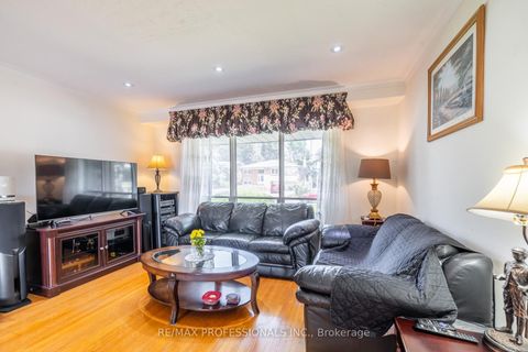 Photo 11 at 48 Dalegrove Crescent, West Deane, Toronto