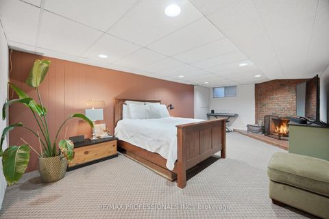Photo 34 at 16 Cherry Post Crescent, Markland Wood, Toronto