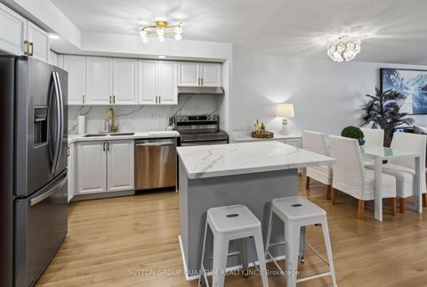 Photo 6 at 723 - 5233 Dundas Street W, City Centre West, Toronto