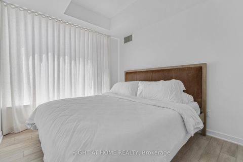 Photo 16 at 2113 - 11 Yorkville Avenue, Annex, Toronto