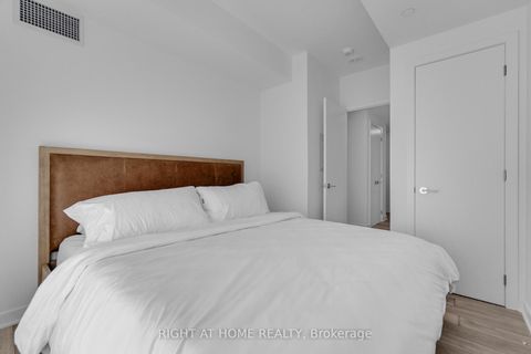 Photo 17 at 2113 - 11 Yorkville Avenue, Annex, Toronto