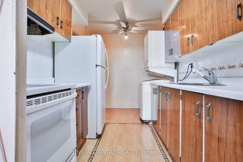 Photo 7 at 711 - 5 Frith Road, Jane Heights, Toronto