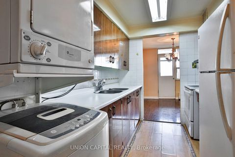 Photo 8 at 711 - 5 Frith Road, Jane Heights, Toronto