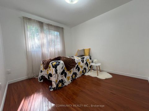 Photo 10 at 284 Sprucewood Court, L'Amoreaux, Toronto