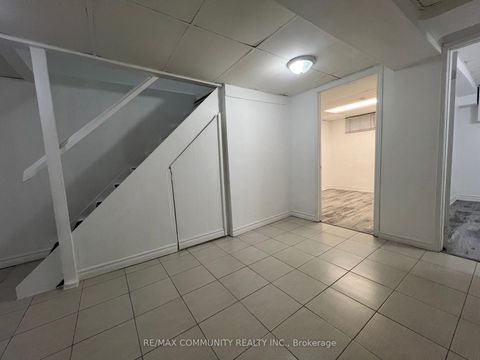 Photo 15 at 284 Sprucewood Court, L'Amoreaux, Toronto